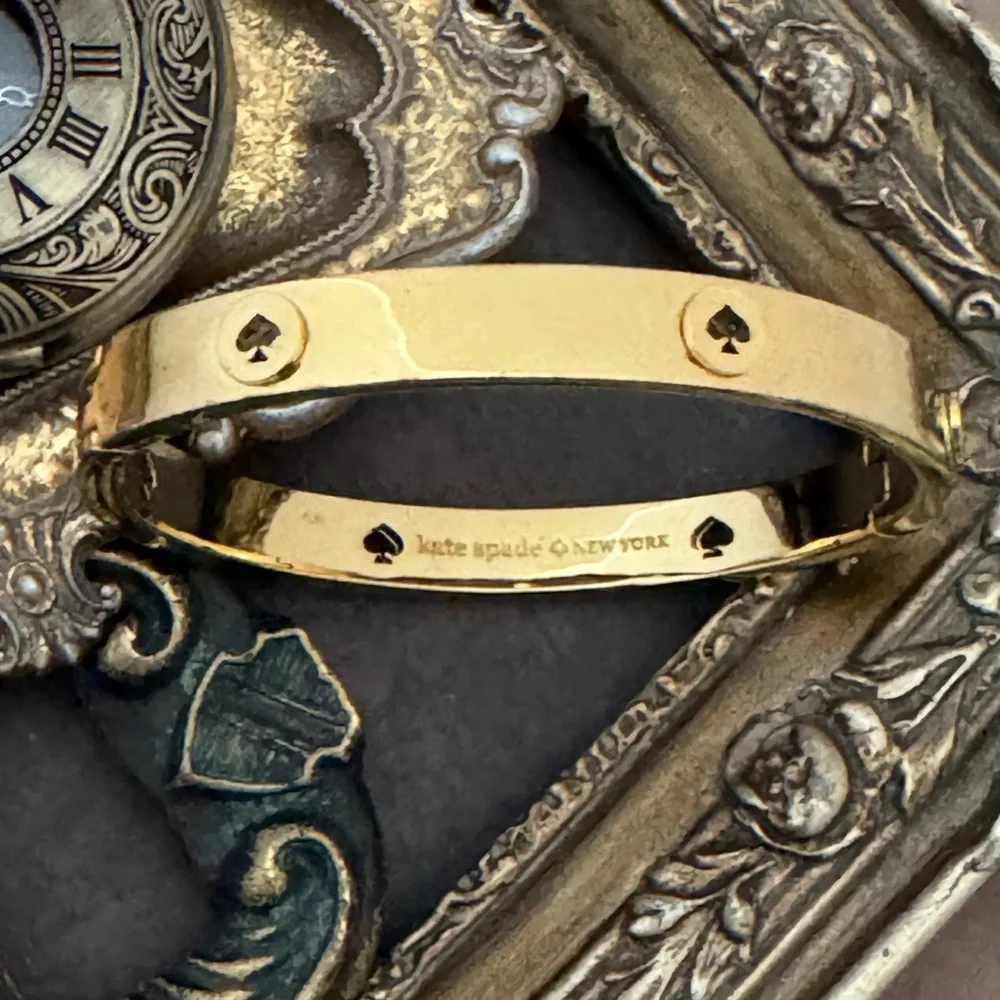 KATE SPADE • Gold Spot The Spade Bangle Bracelet - Picture 4 of 4